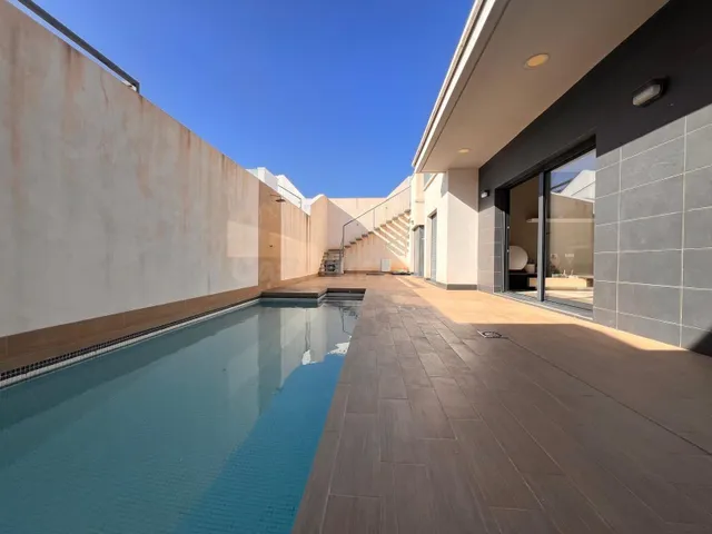 Chalet seminuevo con piscina privada en Altos de Cabo Roig - foto 5