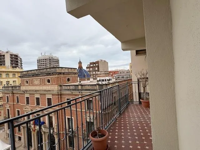 Gran piso de siete habitaciones, tres baños y terrazas en el - foto 2