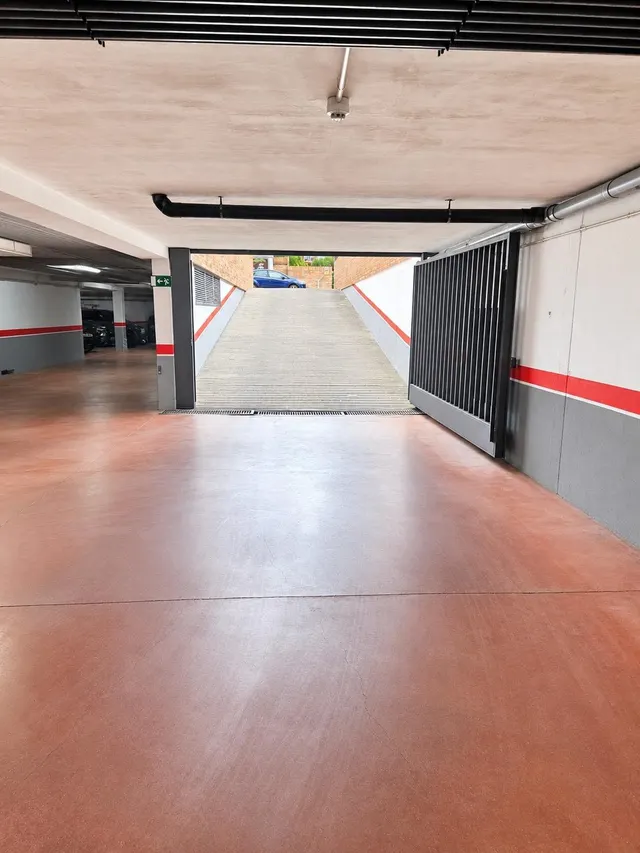 OPORTUNIDAD ÚNICA: Plaza de garaje grande, con punto de carg - foto 2
