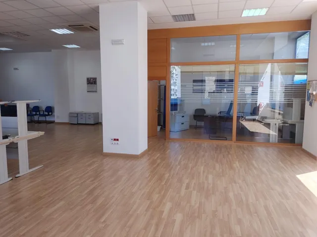 Local comercial 389m² en venta - Santa Margarita-Los Puentes — 6