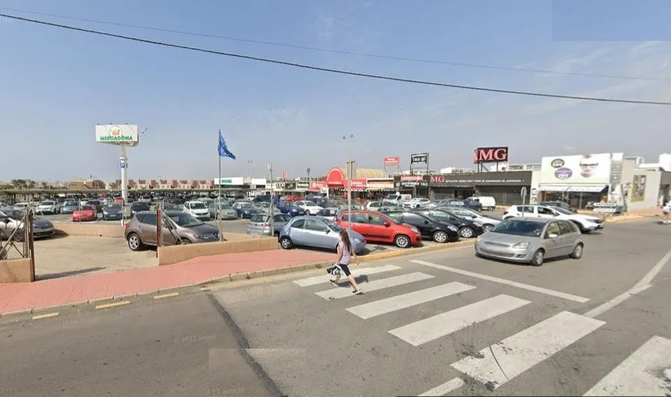 SE ALQUILA LOCAL COMERCIAL DE 300 MTS2 EN AVENIDA CORTES VALENCIANAS JUNTO MERCADONA
