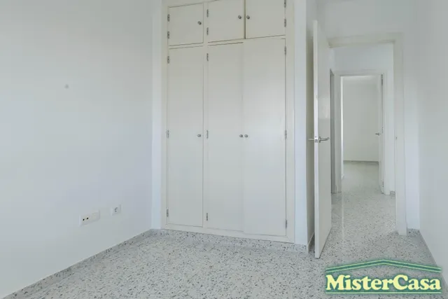 EXCLUSIVA. Zona norte. Ático Dúplex VPO. Terraza-solarium de 52m2. 4 dormitorios, 2 baños. Garaje. — 24