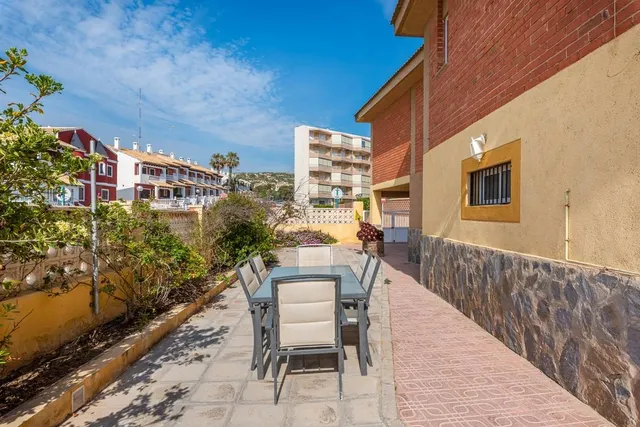 CHALET EN PRIMERA LINEA EN PLAYA GUARDAMAR 6 HABS — 25