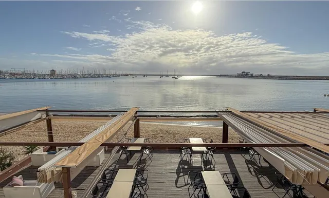 Ático reformado con vistas al mar, enorme terraza y piscina a 50 m de la playa en Torrevieja — 44