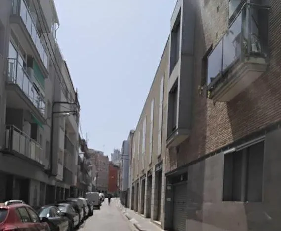 SE VENDE piso OKUPA en C Calle Bernat Metge 15 de Mollet del - foto 2
