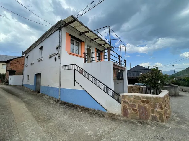SE VENDE CASA EN CORULLÓN — 43