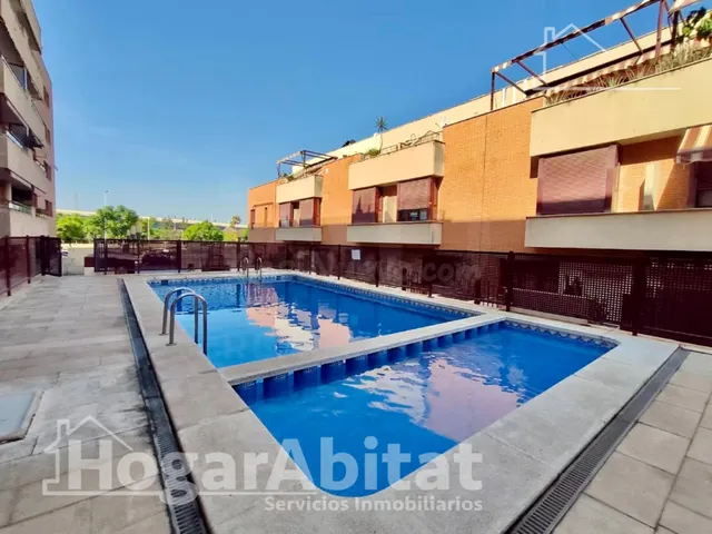 PRECIOSO ADOSADO EN RESIDENCIAL CON PISCINA, GARAJE Y DOS TE - foto 2