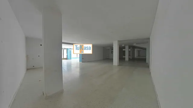 Gran local comercial con muchas posibilidades — 8