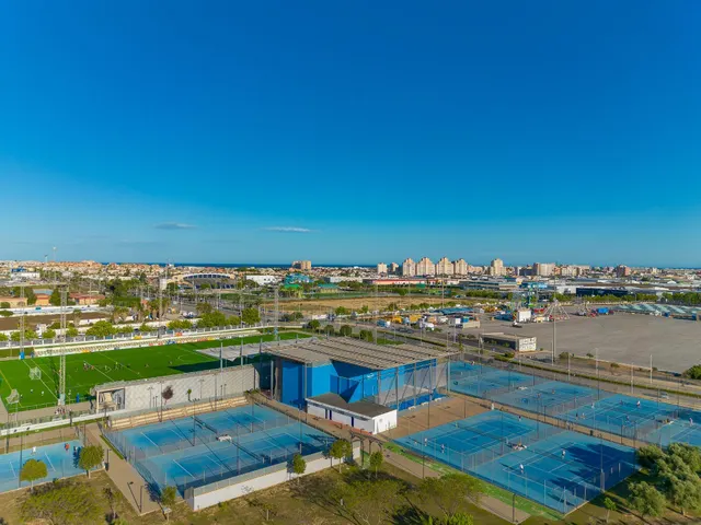 Bungalow planta alta reformado, en residencial con piscina comunitaria — 32