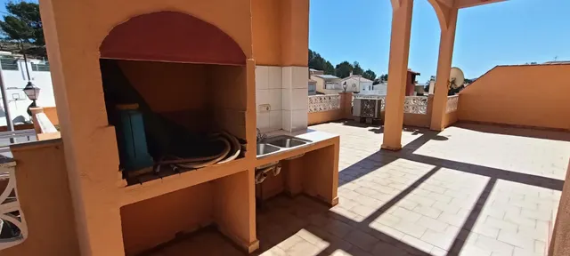 Gran chalet independiente de 3 plantas con dos viviendas y piscina — 42