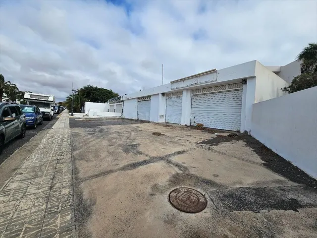 Local comercial 220m² en venta - Costa Teguise — 2