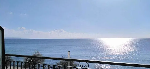 SE ALQUILA PISO EN FRENTE DE LA PLAYA DEL PORTIXOL