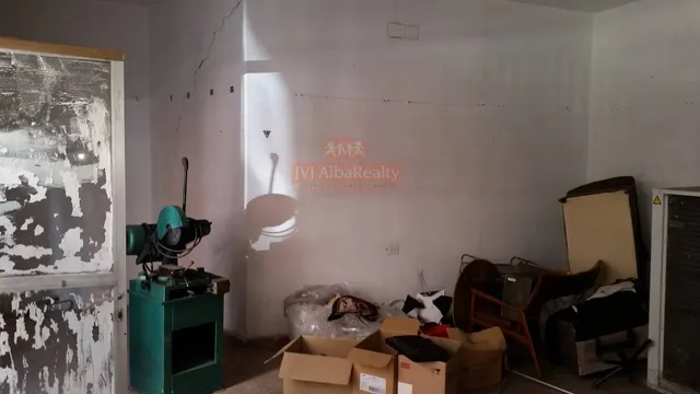Amplio local con oportunidad de reforma. — 8