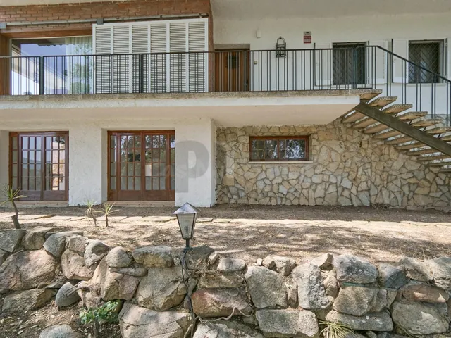 Villa con 2.000 m2 de parcela, privacidad total y gran poten