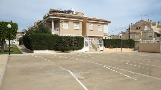 Bungalow esquinero renovado con terraza privada y piscinas comunitarias — 18