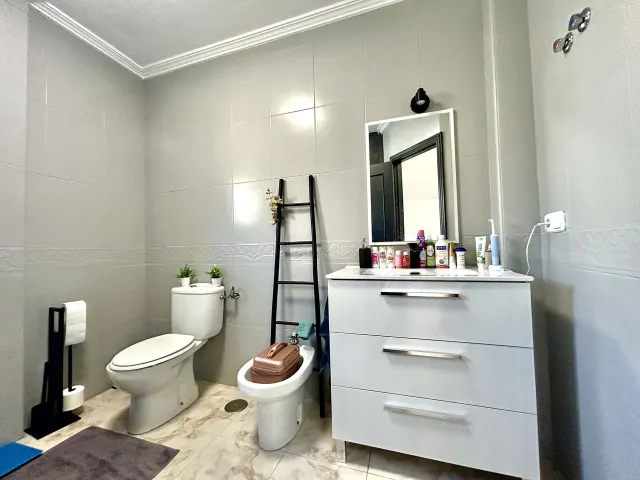 Villa de 4 dormitorios y 3 baños en villamartin (orihuela costa) — 26