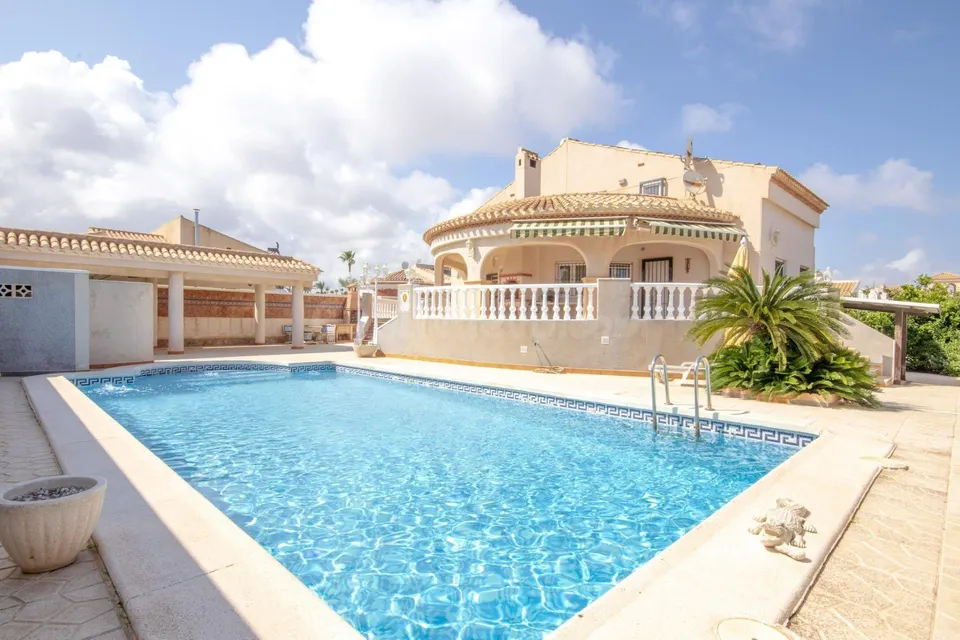CHALET CON PISCINA PRIVADA EN LA ZENIA - PLAYA FLAMENCA