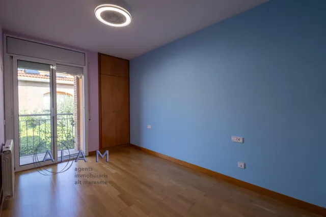 EN EXCLUSIVA CASA ADOSADA CON TERRAZAS Y MUCHO ESPACIO EN SANTA SUSANNA — 6