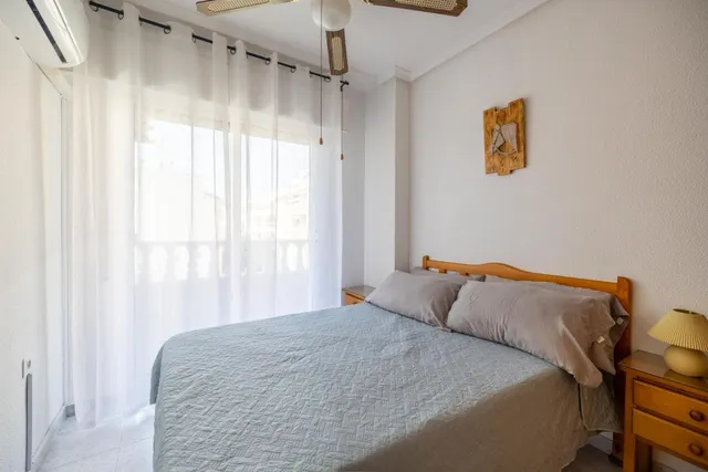 Apartamento de 1 dormitorio con dos terrazas en el centro de Torrevieja — 14