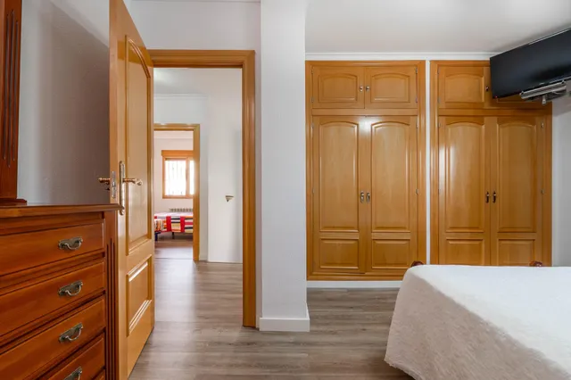 CHALET CON PISCINA Y JARDÍN A SOLO 10 MINUTOS DE GRANADA — 50