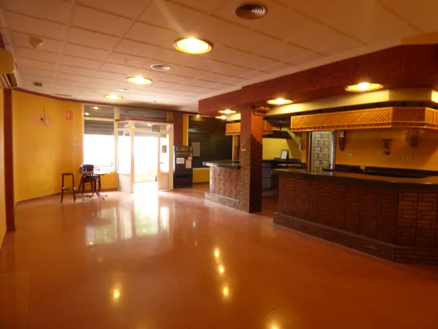 Antiguo bar La Campana. 90m2, 2 aseos. Persiana motorizada. Preparado para negocio de hostelería. — 4