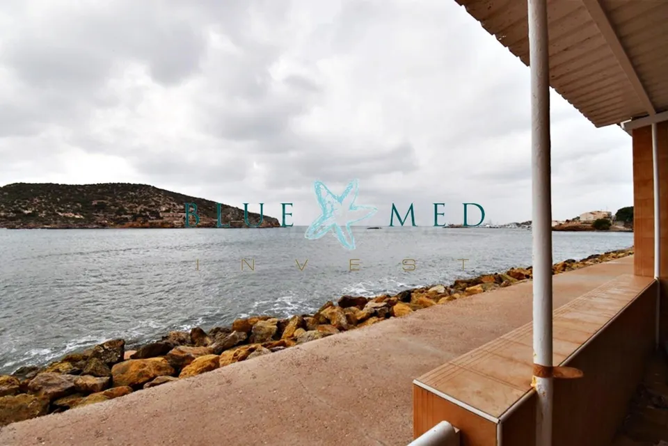Casa en primera línea de mar. playa de la isla