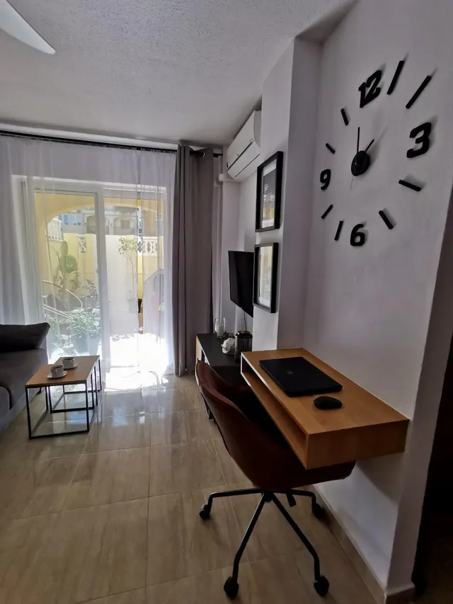 Piso en Torrevieja con dos terrazas y piscina — 5