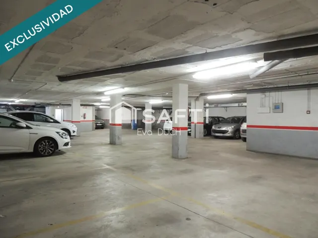 Venta de plaza amplia de parking en Avenida Costa Brava — 7