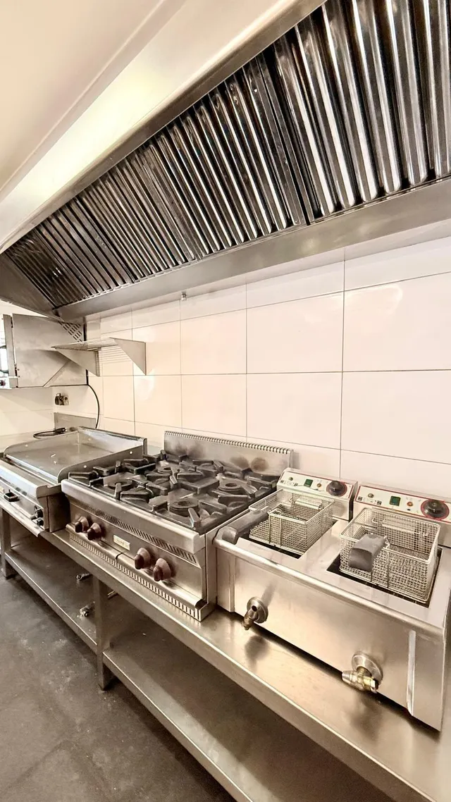 ¡Oportunidad Única en Cubelles! Local Comercial Reformado con Terraza y Vistas al Mar — 15