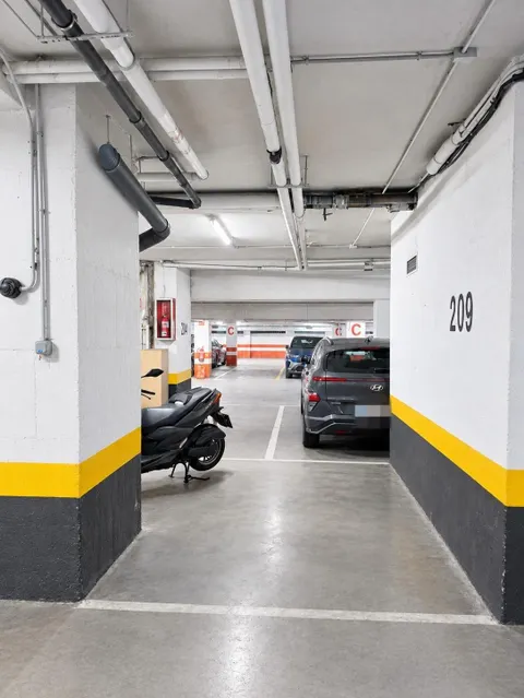 Plaza de garaje en venta junto a Santiago Bernabéu – AZCA | Coche pequeño