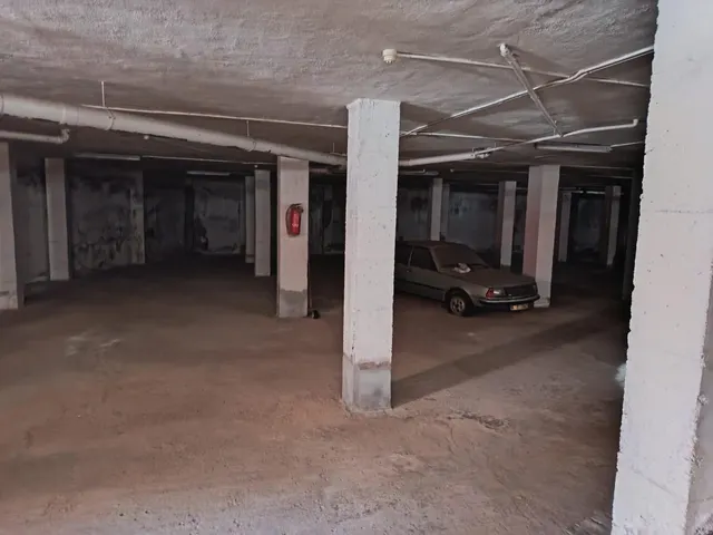 Se vende local para hacer trasteros en muy buena zona — 8