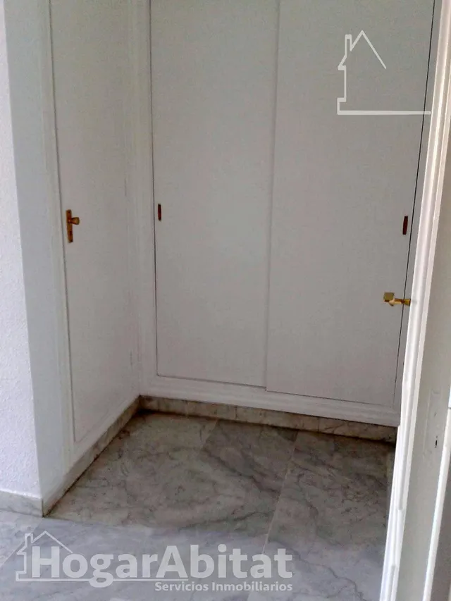 ACOGEDOR Y EXTERIOR EN RESIDENCIAL CON GARAJE Y PISCINA — 9