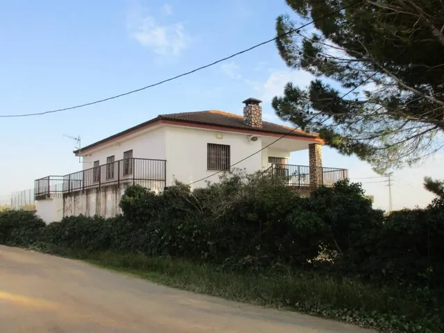 Chalet en venta de dos plantas, con piscina y tres almacenes. — 22