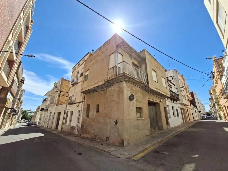 OPORTUNIDAD – CASA ESQUINERA PARA REFORMAR