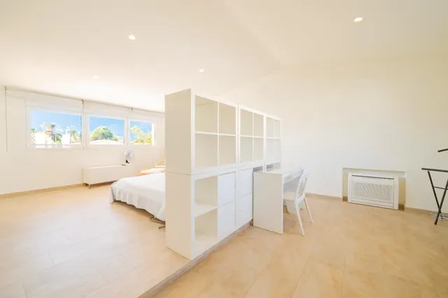 Villa independiente con piscina y 893 m2 de parcela en Benicàssim: espacio, diseño y privacidad — 41