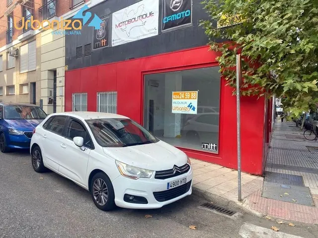 LOCAL BIEN ACONDICINADO  CON GRANDES ESCAPARATES DE ESQUINA — 5