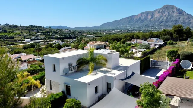 Chalet con piscina y vistas al Montgó en Jávea - Venta urgen - foto 4