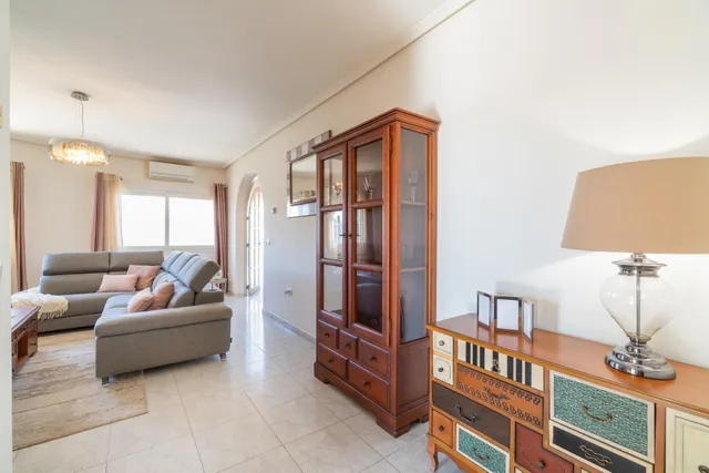 Maravillosa villa de una sola planta (aprox. 161 m2) con gran piscina privada. Cerca de colegios, del La Zenia Boulevard, ¡y a tan solo 15 minutos a pie de Playa Flamenca! — 12