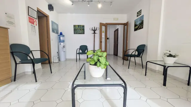 PISO EN EL CENTRO DE FUENGIROLA CON 4 DORMITORIOS APTO PARA CLÍNICA DENTAL — 2