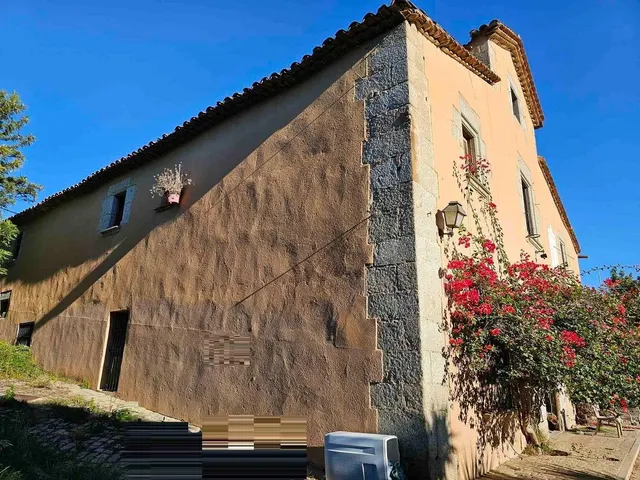 CASA EN CABRILS — 2