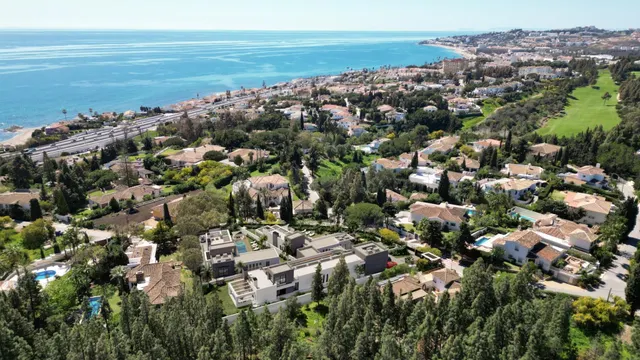 ÚLTIMA VILLA DISPONIBLE. Piscina privada junto al mar en El Chaparral — 2