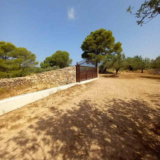 Finca rústica con casa de campo reformada, olivos, algarrobos y caravana, cerca de Tortosa — 23