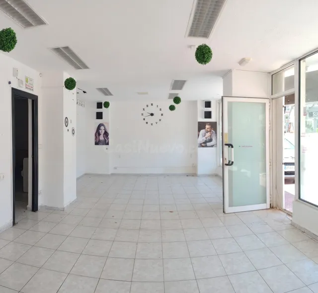 Local comercial ubicado entre 1 y 2 linea playa Levante, a u