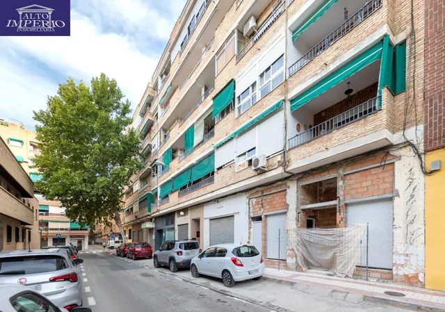 En Venta Piso de 4 dormitorios con ascensor, ideal para reformar a tu gusto. — 2