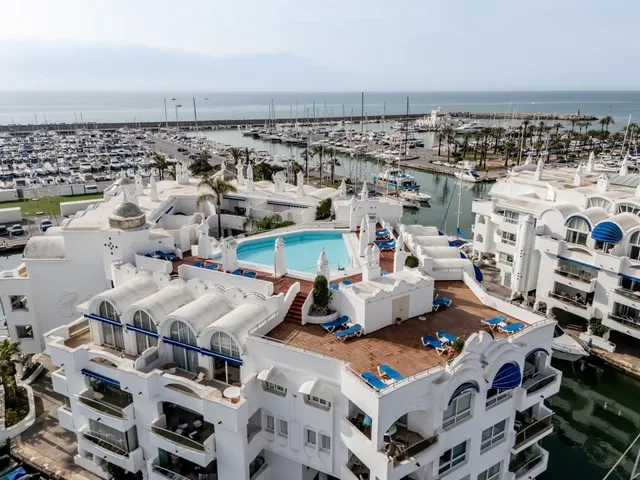 Ático de 2 dormitorios en Puerto Marina, sol de mañana — 20