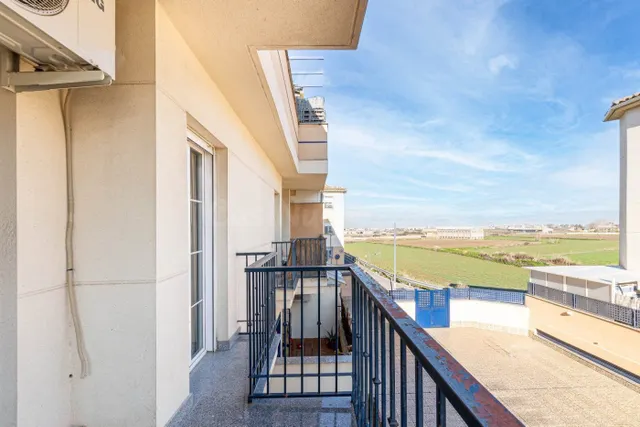Piso de dos dormitorios, garaje, amueblado, y piscina comuni - foto 4