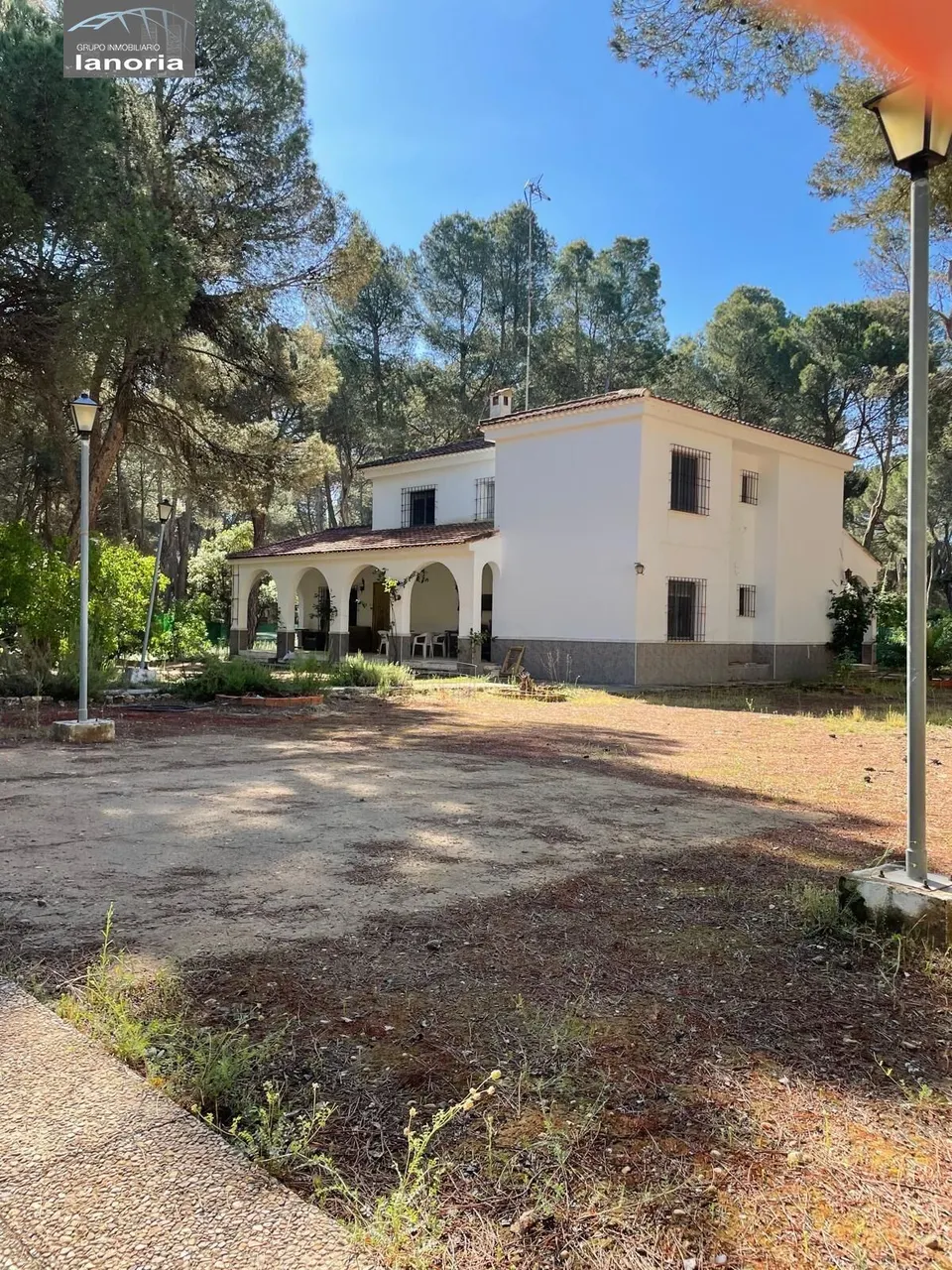 Grupo la Noria Vende Chalet de 7 dormitorios y piscina, zona urbanización los pinares del jucar.