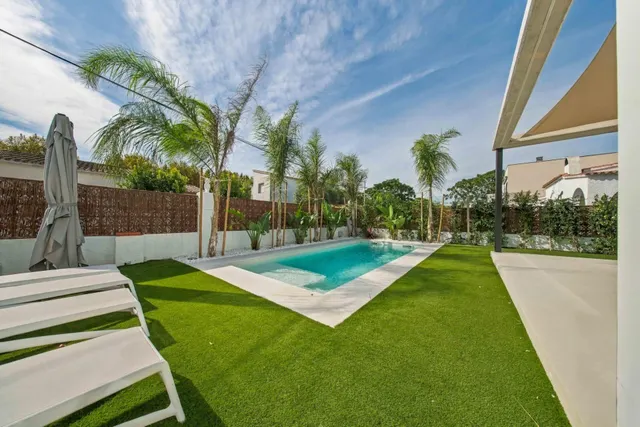Exclusiva villa de diseño moderno con piscina privada, jardín, garaje y domótica avanzada — 9