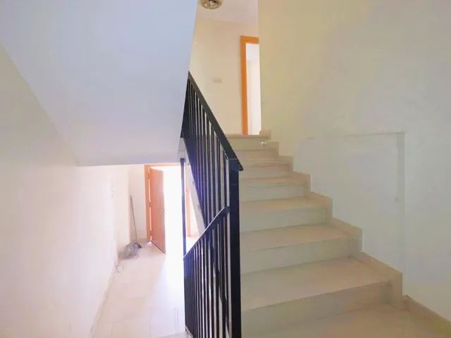 Magnífica y espaciosa casa adosada de 4 plantas (aprox. 176 m2). Varias terrazas y gran zona de piscina comunitaria. Cerca de campos de golf, La Zenia Boulevard, y a poco más de 5 km de las playas. — 12