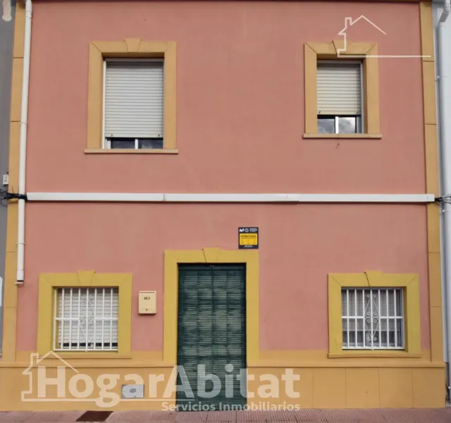 CASA CON TERRAZA Y VISTAS DESPEJADAS A LA MONTAÑA — 49